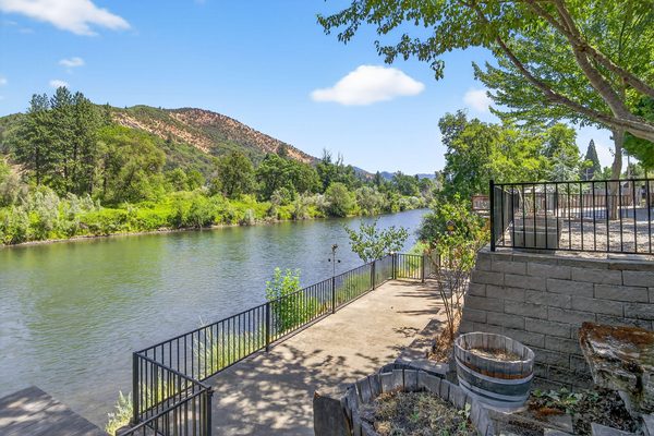 5508 Rogue River Highway, Gold Hill, OR 97525