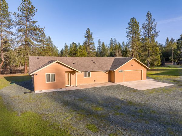 2410 Robertson Bridge Road, Grants Pass, OR 97526