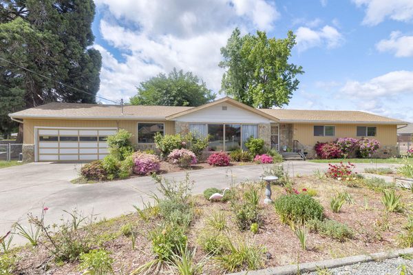1195 E Park Street, Grants Pass, OR 97527
