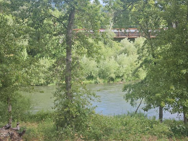 2062 Lampman Road, Gold Hill, OR 97525