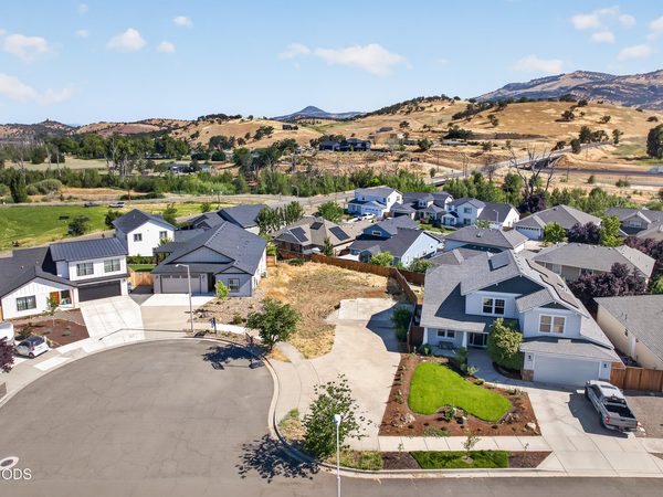 139 Willow Springs Drive, Talent, OR 97540