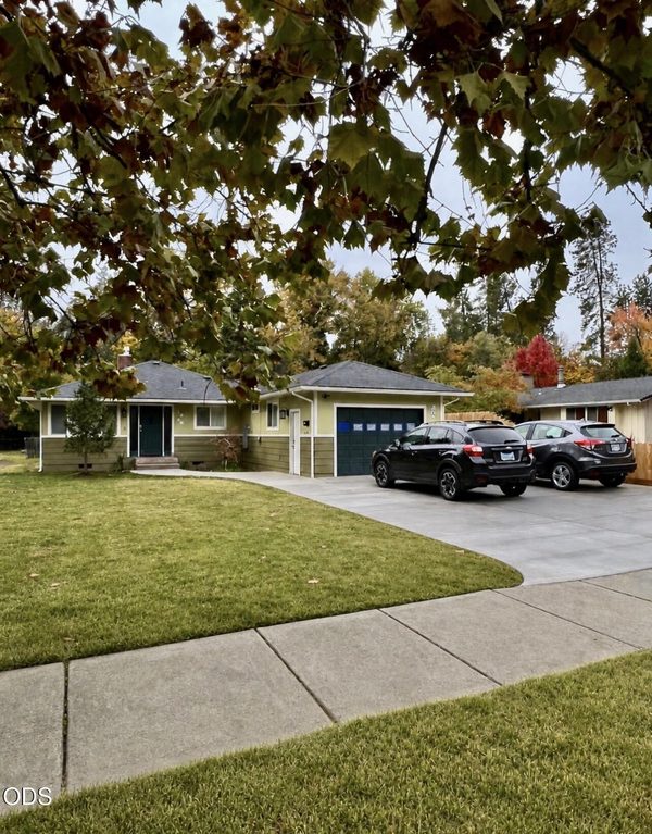 1024 NW Hawthorne Avenue, Grants Pass, OR 97526