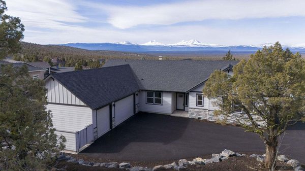1014 Highland View Loop, Redmond, OR 97756