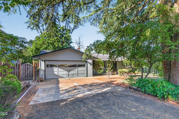 1996 Woodlawn Drive, Medford, OR 97504
