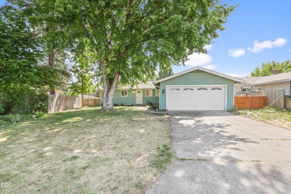 209 Coral Circle, Phoenix, OR 97535