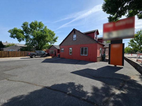 1427 SW Highland Avenue, Redmond, OR 97756