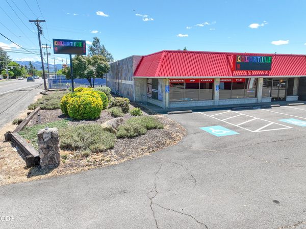 3069 Crater Lake Avenue, Medford, OR 97504