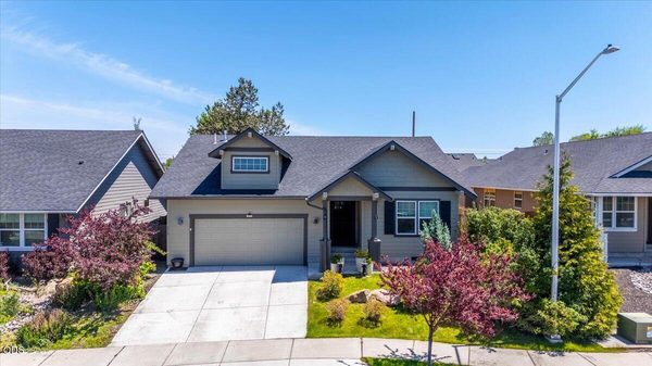 270 NW 33rd Street, Redmond, OR 97756