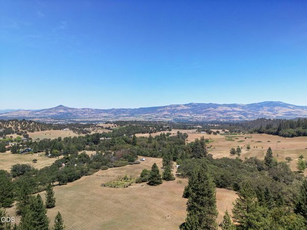 4474 Omaha Avenue, Medford, OR 97501