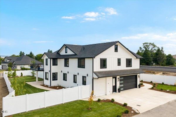 610 Pheasant Creek Drive, Central Point, OR 97502