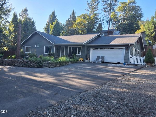 1275 4th Avenue, Gold Hill, OR 97525