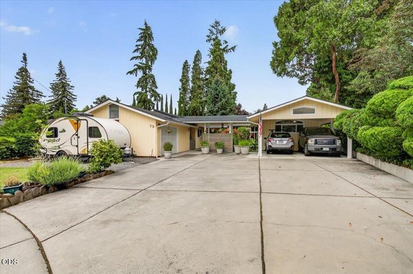 70 Fair Oaks Drive, Medford, OR 97504