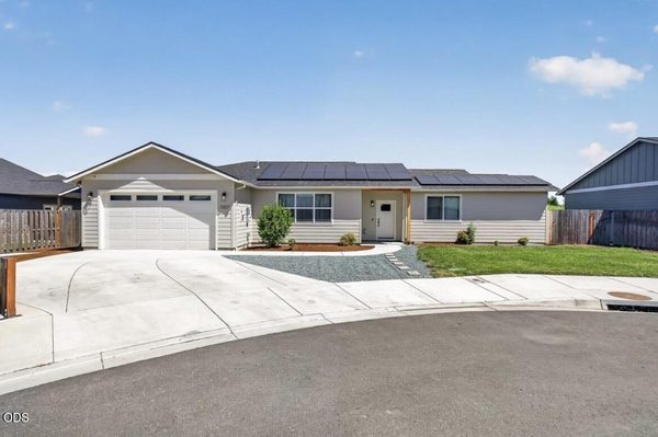 3327 Kingsbury Drive, Medford, OR 97504