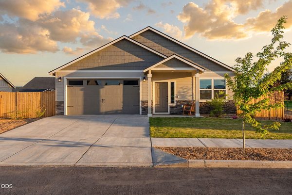3289 NW 10th Place, Redmond, OR 97756