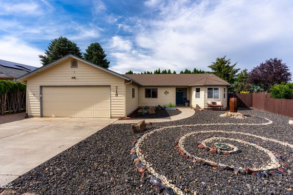 710 NW 21st Court, Redmond, OR 97756