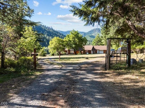 12974 E Evans Creek Road, Rogue River, OR 97537
