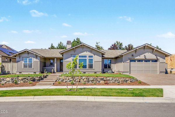 4019 Sunleaf Avenue, Medford, OR 97504