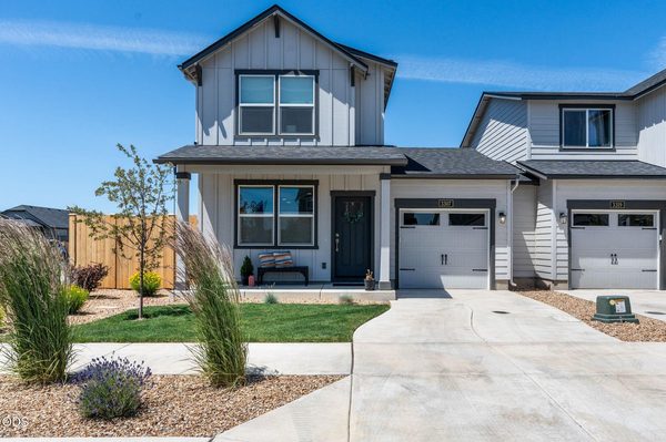 3307 NW 8th Street, Redmond, OR 97756