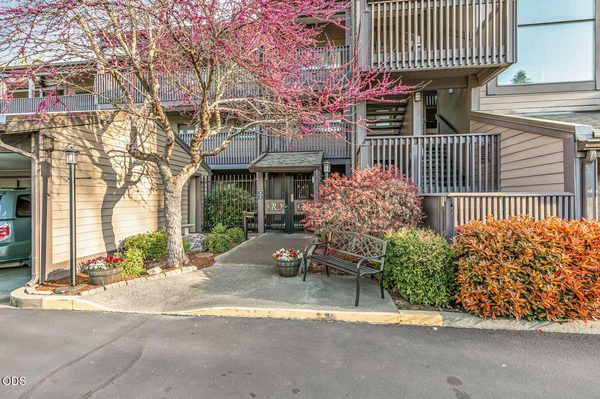 115 Rogue River Highway, APT 302, Grants Pass, OR 97527