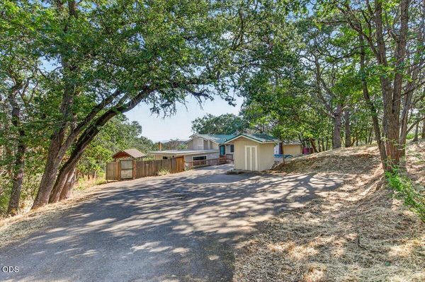 5015 Dark Hollow Road, Medford, OR 97501