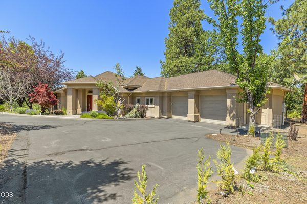 6749 Coopers Hawk Road, Klamath Falls, OR 97601