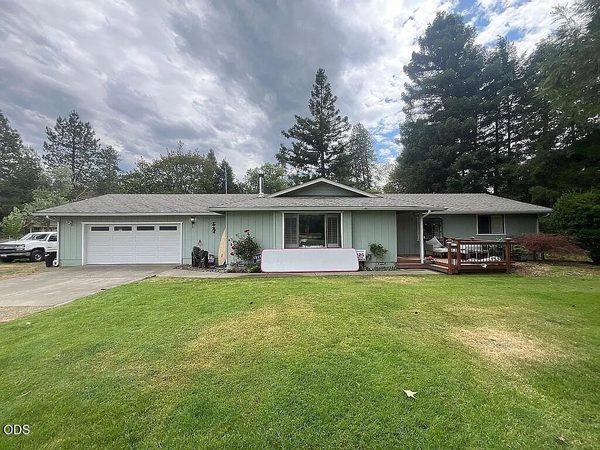 8122 New Hope Road, Grants Pass, OR 97527