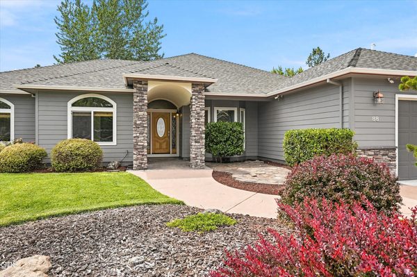 88 Pineridge Lane, Eagle Point, OR 97524
