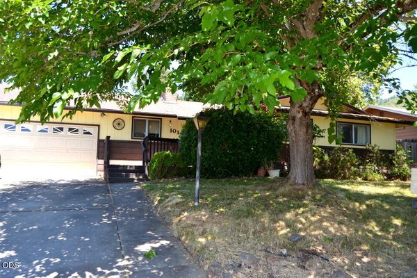 1014 NE Pepperwood Drive, Grants Pass, OR 97526