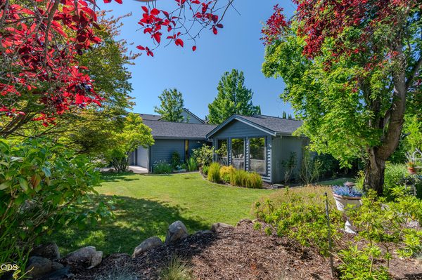2471 Republic Way, Medford, OR 97504