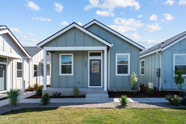 204 Gangnes Drive, Talent, OR 97540