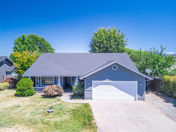 2948 Golden Aspen Drive, Grants Pass, OR 97527