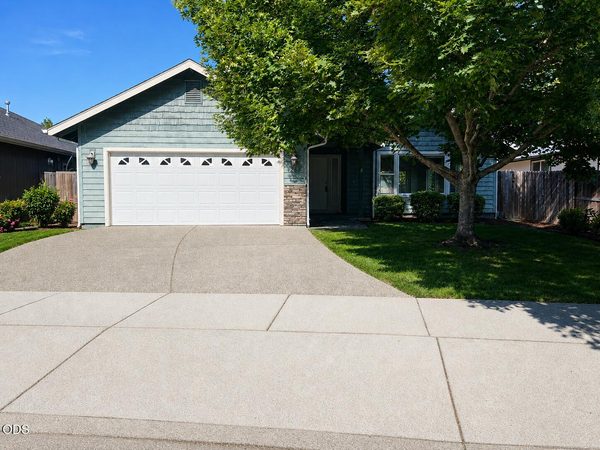 1288 SW Sturgeon Court, Grants Pass, OR 97527