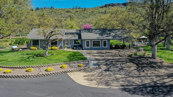13290 Table Rock Road, Central Point, OR 97502