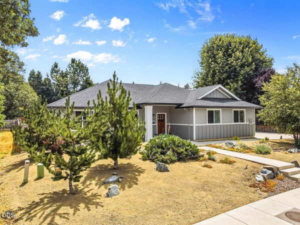 1609 Pacific Lane, Phoenix, OR 97535