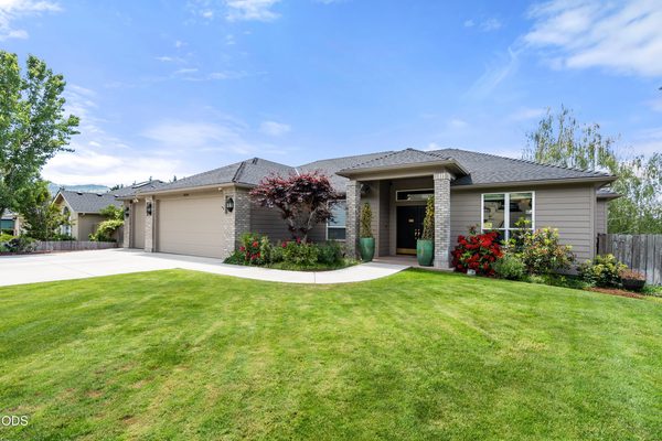 4680 Cloudcrest Drive, Medford, OR 97504