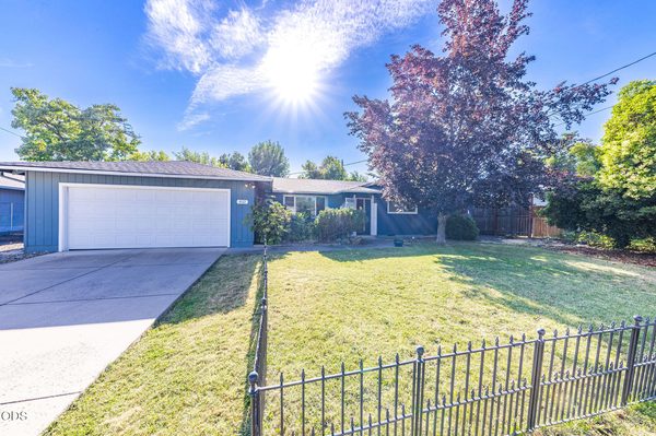 832 La Loma Drive, Medford, OR 97504