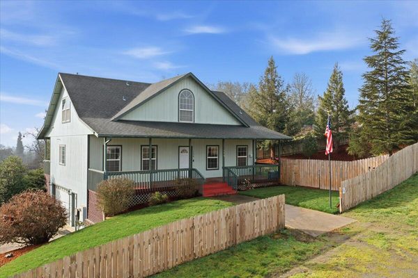 176 Nehalem Loop, Roseburg, OR 97471