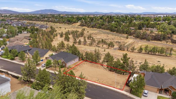 320 NW 16th Place, Redmond, OR 97756