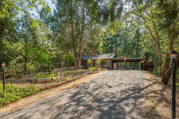 475 Penny Lane, Grants Pass, OR 97527