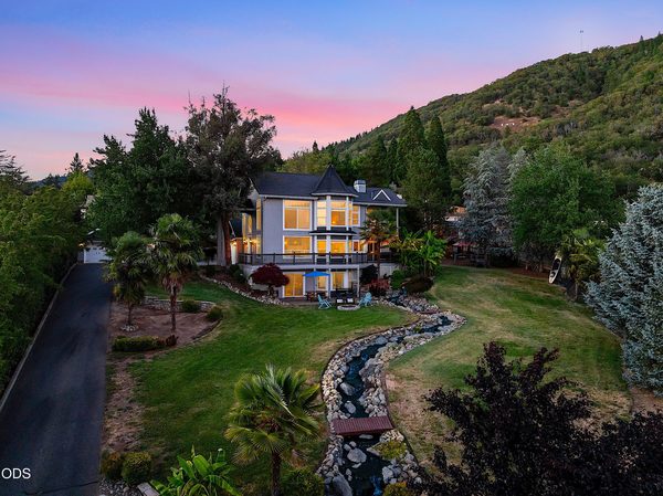 921 NE Beacon Drive, Grants Pass, OR 97526