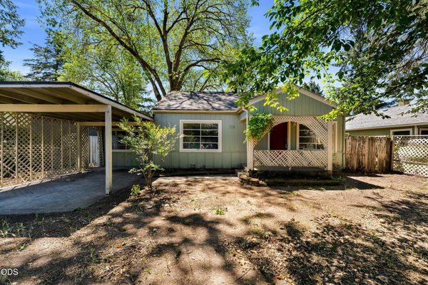 1711 SW J Street, Grants Pass, OR 97526