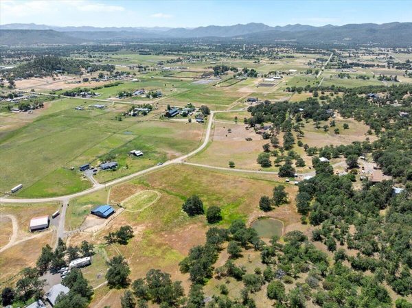 510 Chateau Drive, Eagle Point, OR 97524