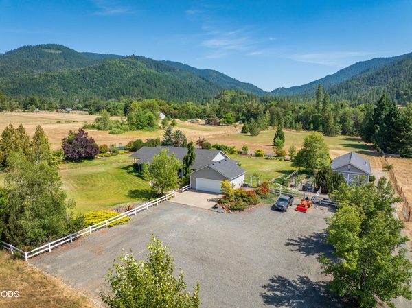 3959 Jumpoff Joe Creek Road, Grants Pass, OR 97526
