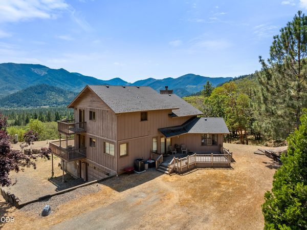 919 Scott Drive, Grants Pass, OR 97527