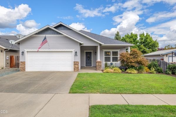 2140 SW Nick Way, Grants Pass, OR 97527