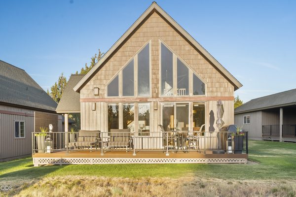 8685 Red Wing Lane, Redmond, OR 97756