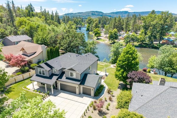 1090 Anglers Place, Shady Cove, OR 97539