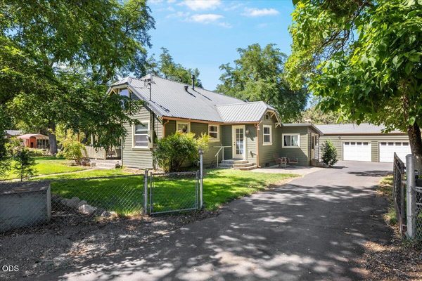 1833 2nd Avenue, Gold Hill, OR 97525