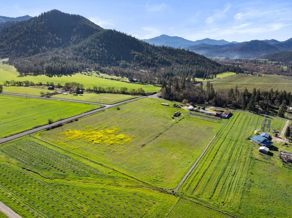 13990 N Applegate Road, Applegate, OR 97530