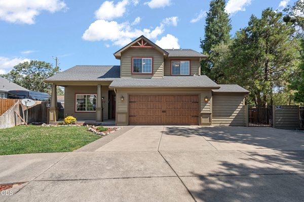 677 Cedar Wood Drive, Eagle Point, OR 97524